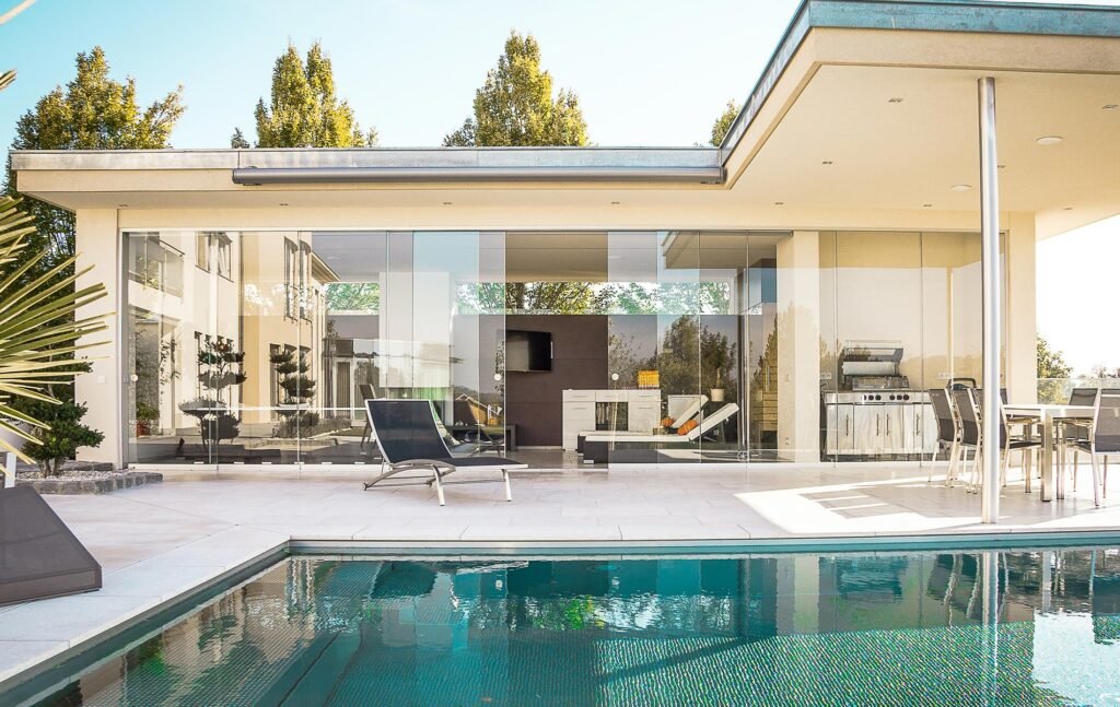 Fotografía de la piscina en el patio trasero de una propiedad.