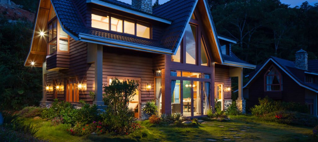 Fotografía de la fachada de una casa durante el atardecer.