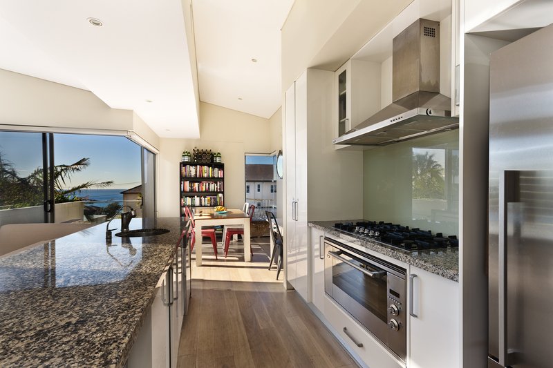 Cocina moderna en tonos blanco y gris.