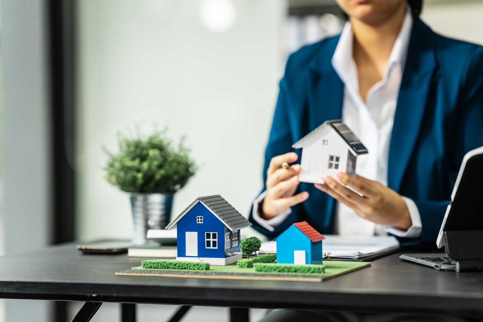 Agente de bienes raíces analizando propiedades.