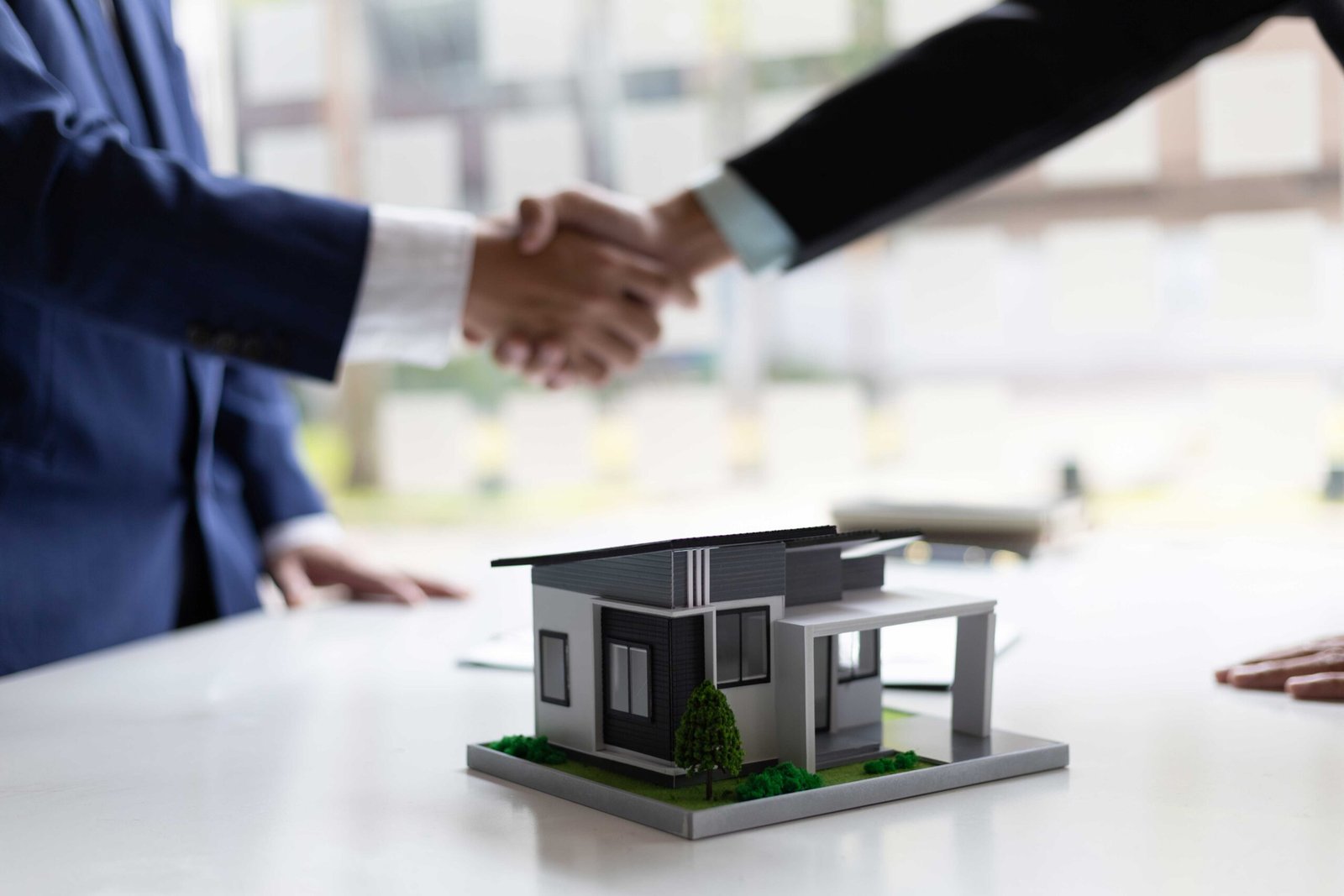 Asesor y cliente cerrando un trato de bienes raíces.