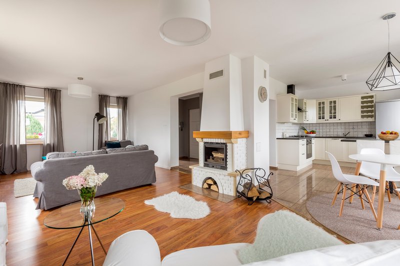 Sala de estar en tonos blancos.